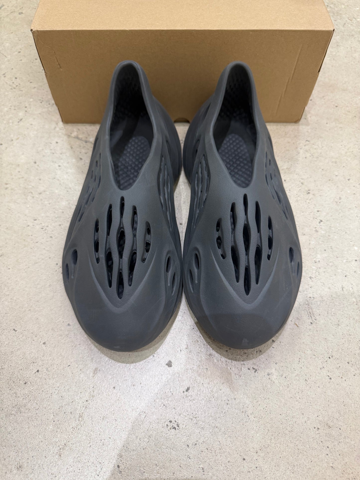 Yeezy Foam RNNR Carbon