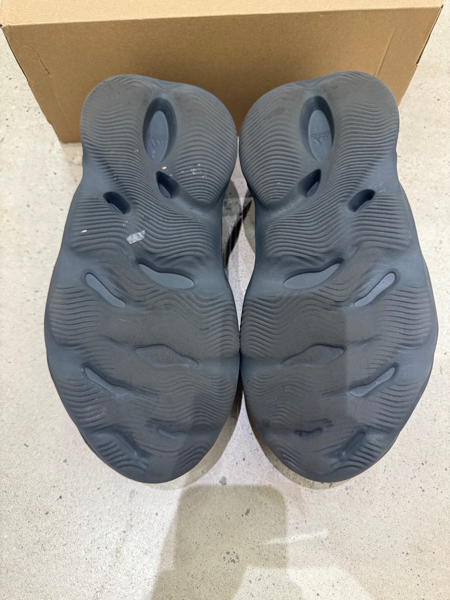 Yeezy Foam RNNR Carbon
