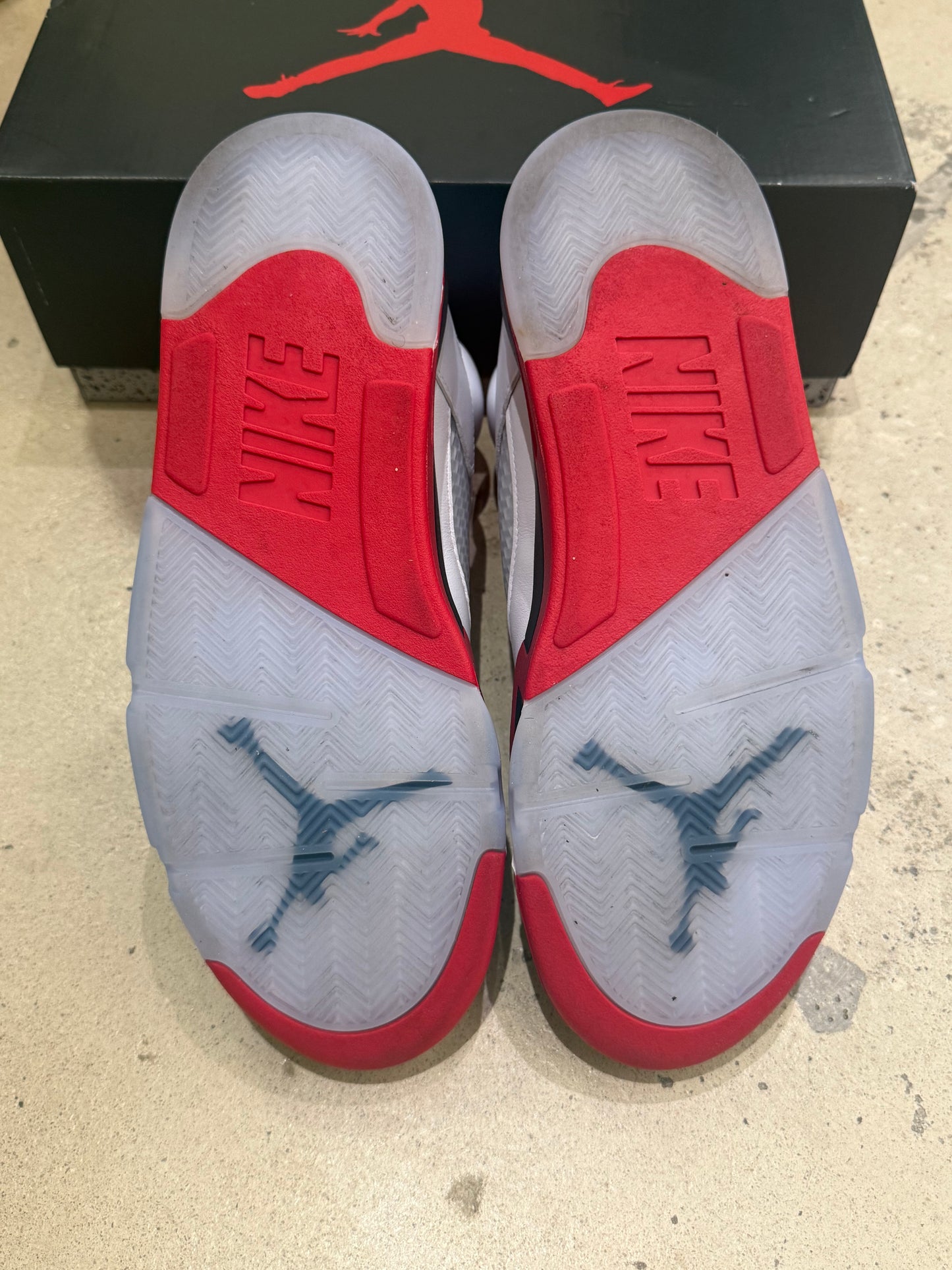 Jordan 5 Fire Red (2025)