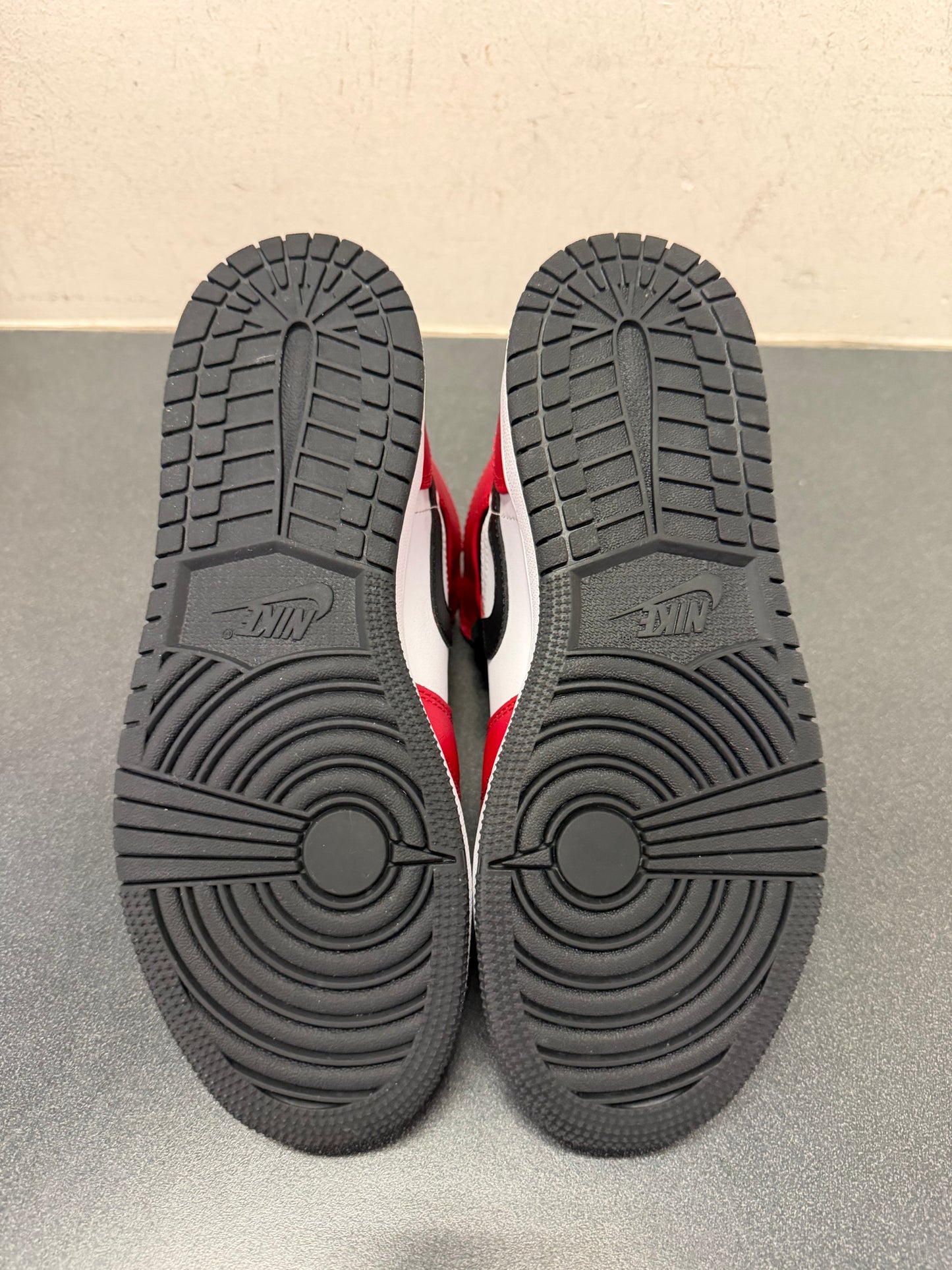 Jordan 1 Mid Chicago toe