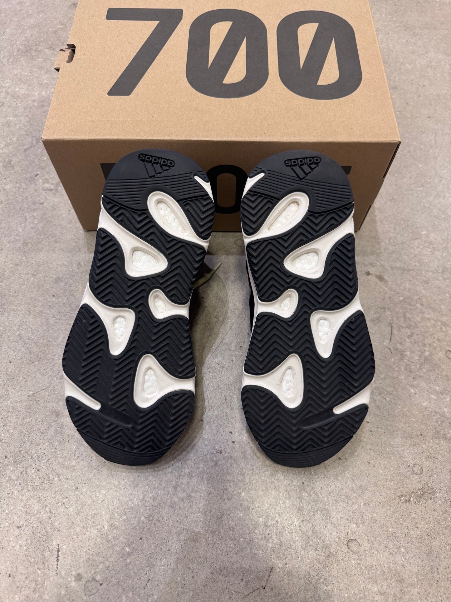 Yeezy 700 Wave runner (used)
