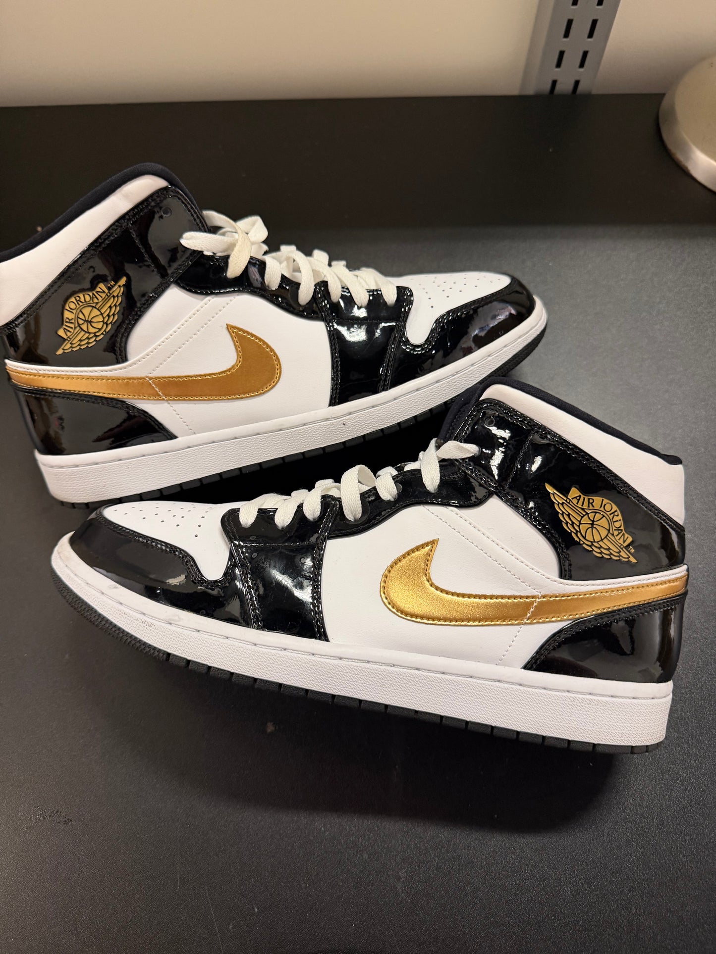 Jordan 1 Mid Metallic Gold