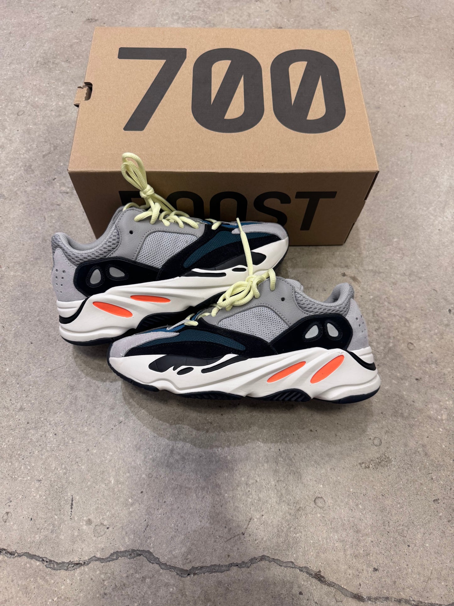 Yeezy 700 Wave runner (used)