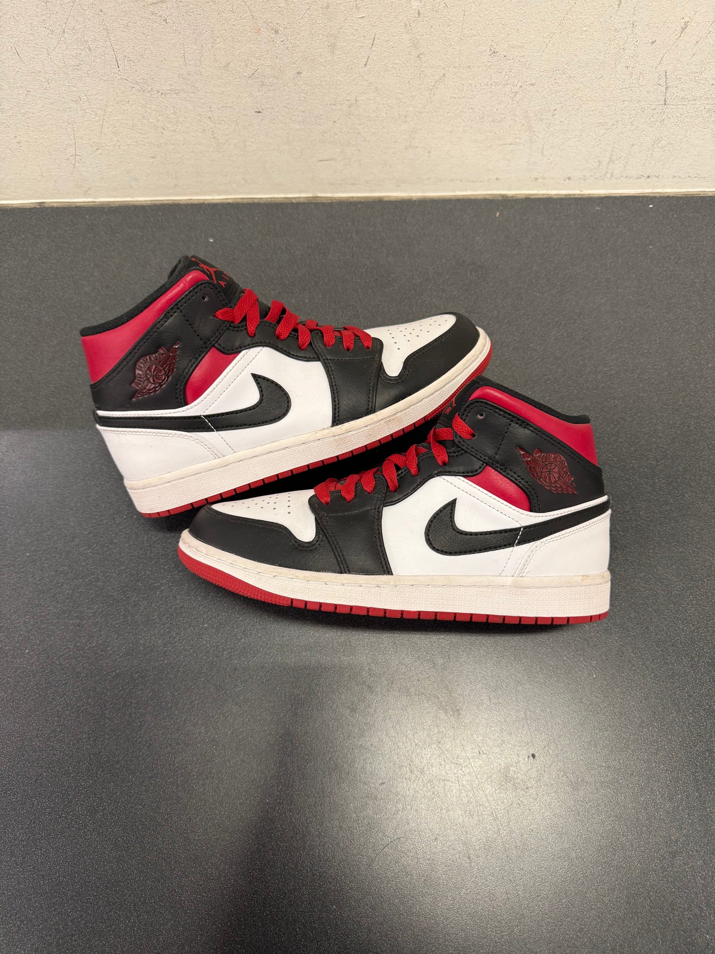 Jordan 1 Mid Gym Red Black Toe