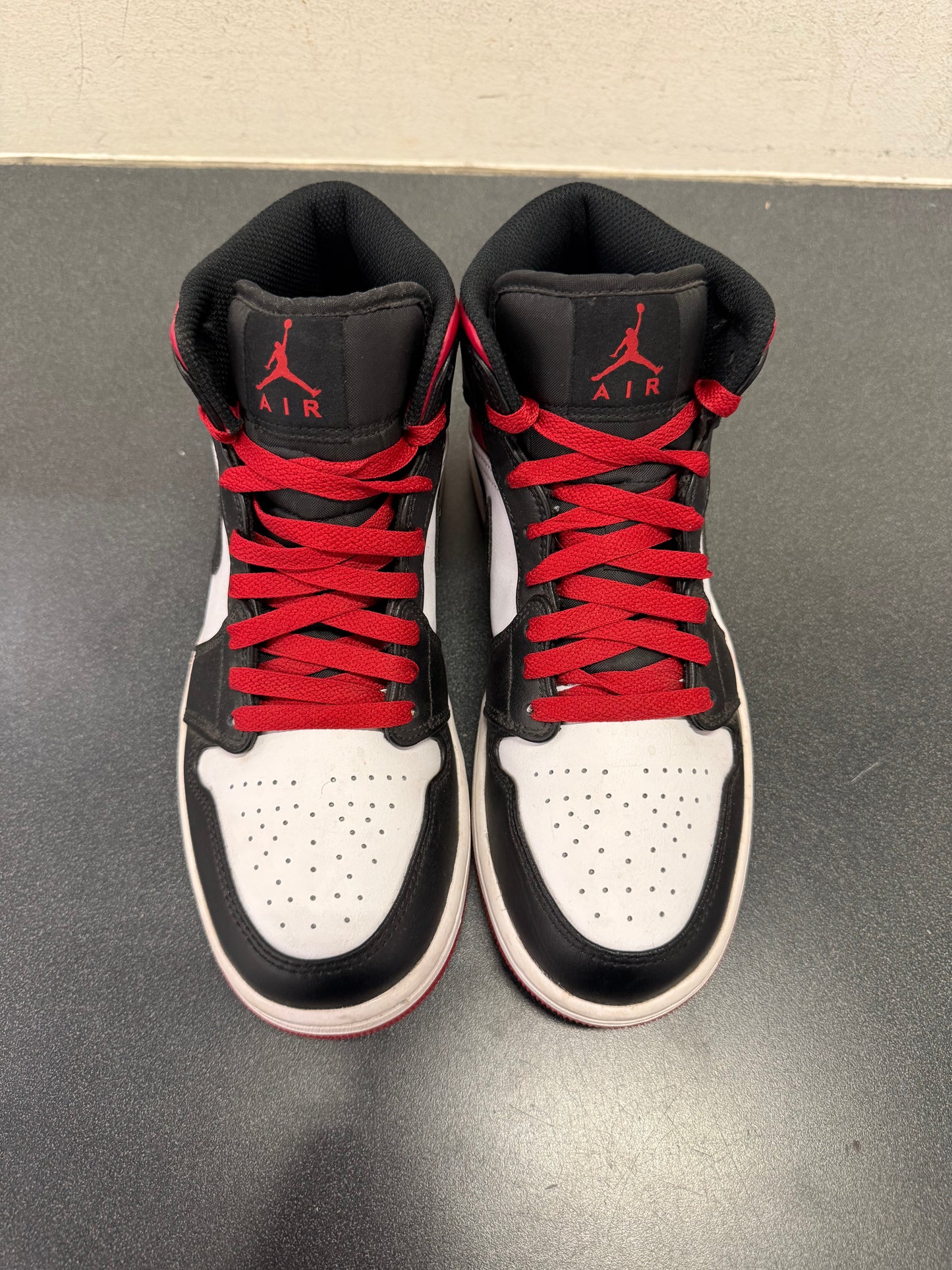 Jordan 1 Mid Gym Red Black Toe