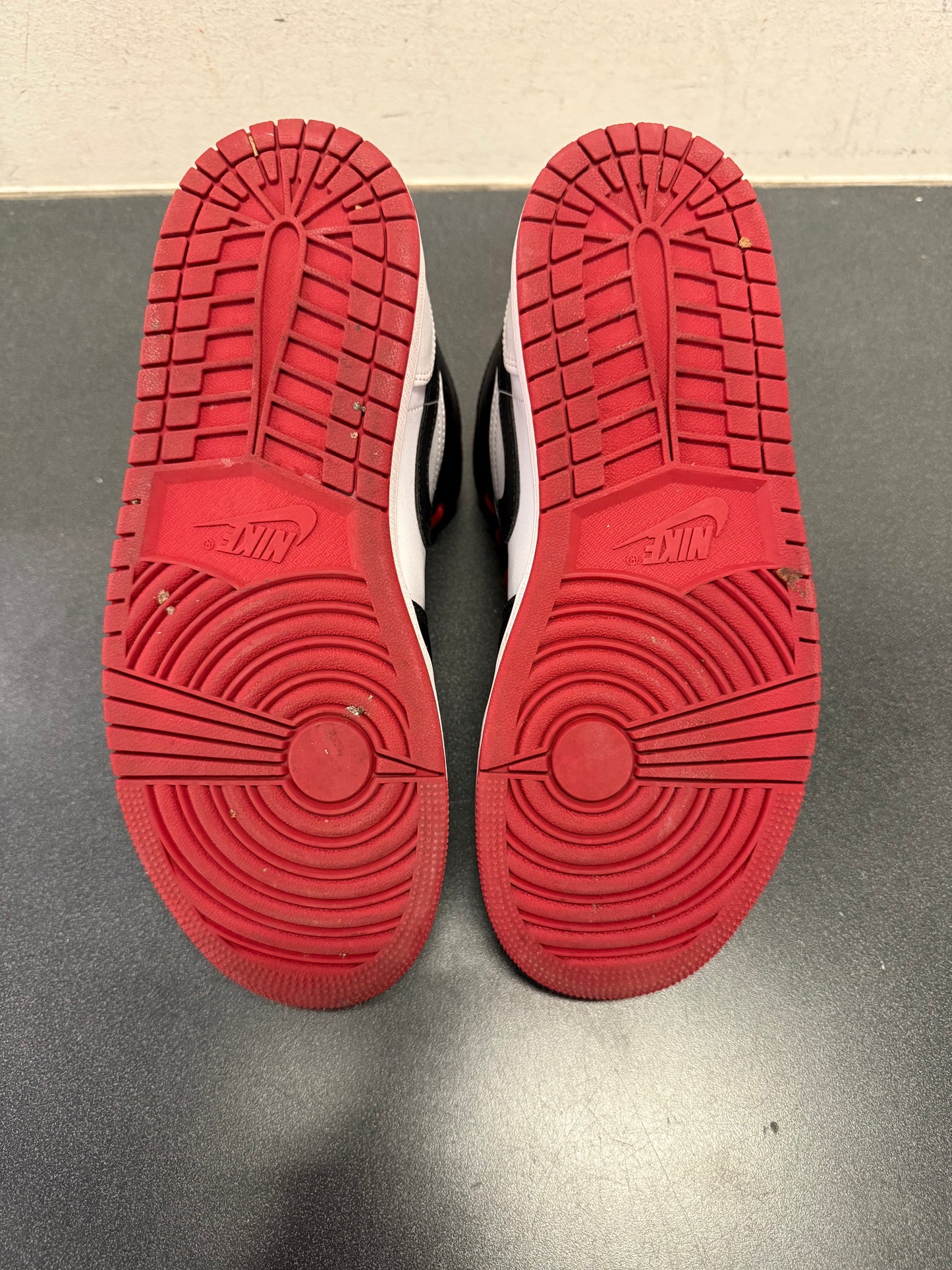 Jordan 1 Mid Gym Red Black Toe