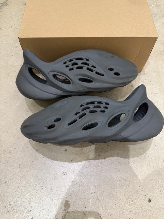 Yeezy Foam RNNR Carbon