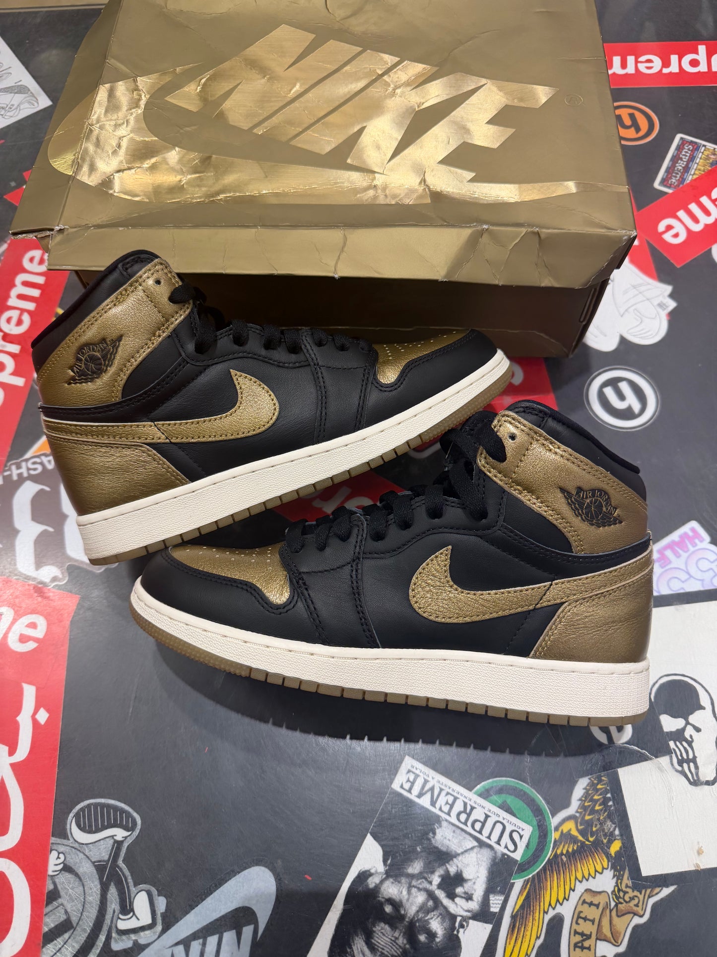 Jordan 1 black metallic gold
