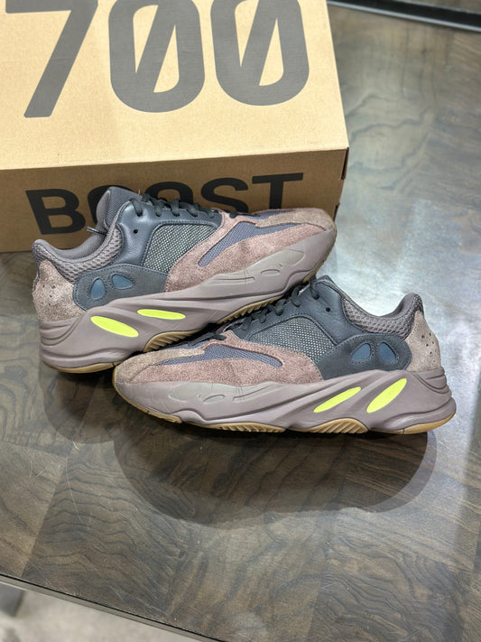 Yeezy 700 Mauve (Used)