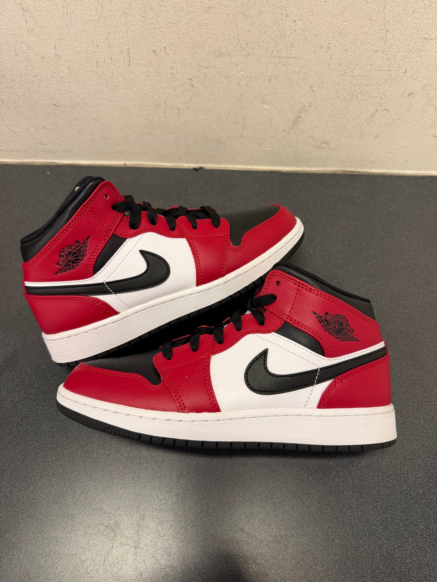 Jordan 1 Mid Chicago toe